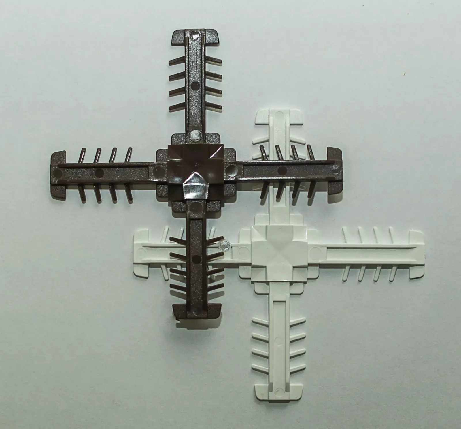 Центральный крест 25мм двухцветный (белокоричневый) - фото - 1