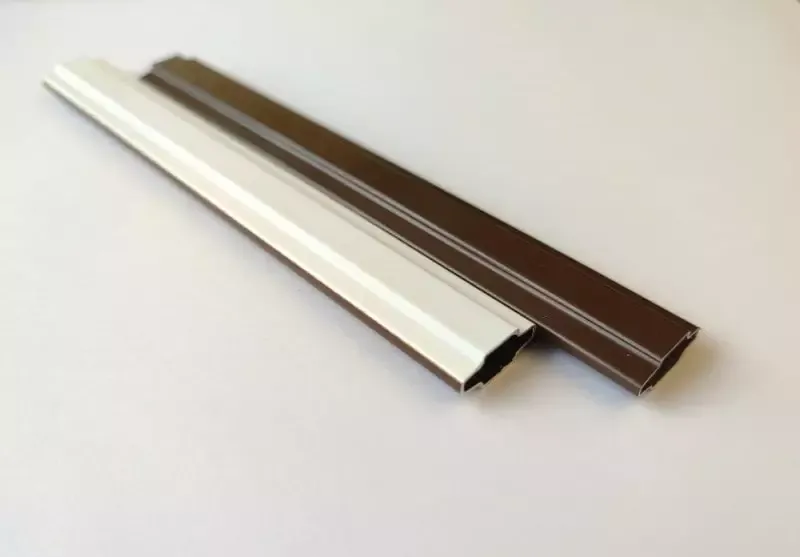 Профиль 18 мм двухцветный белокоричневый, (RAL 9016/RAL 8014) - фото - 1