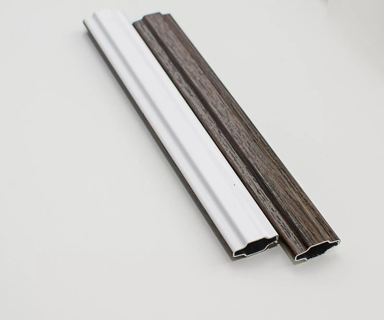 Профиль 18 мм белый+темный дуб (Renolit 2052089) - фото - 1